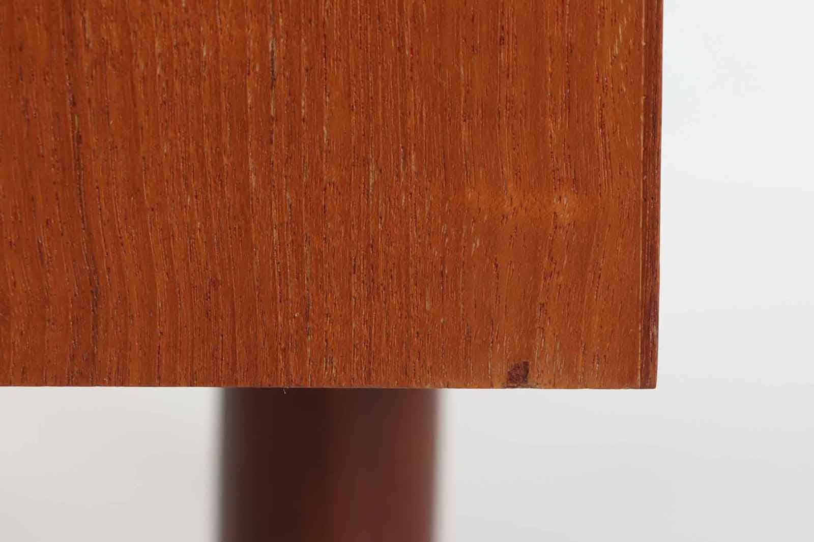 デンマークより買い付けた両袖デスクです。扉収納がある珍しいモデルです。本体には良質なチーク材が使用されており綺麗な木肌を楽しむことができます。シンプルなデザインで使い勝手も良好です。