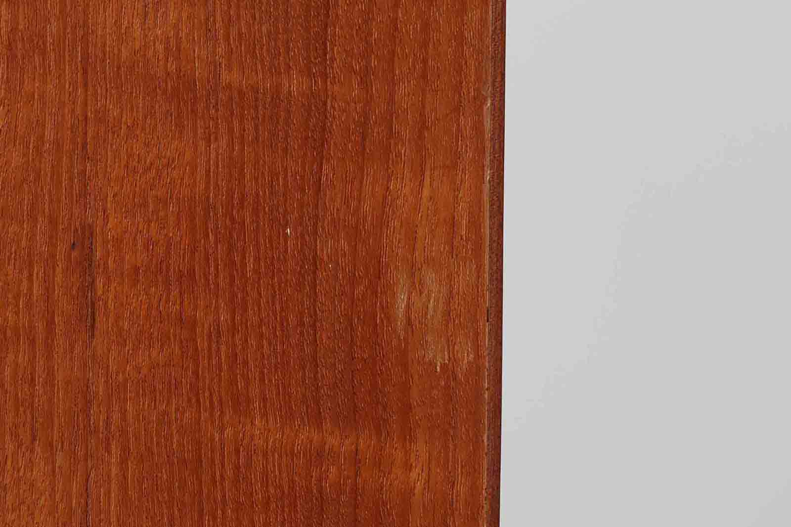 デンマークより買い付けた両袖デスクです。扉収納がある珍しいモデルです。本体には良質なチーク材が使用されており綺麗な木肌を楽しむことができます。シンプルなデザインで使い勝手も良好です。