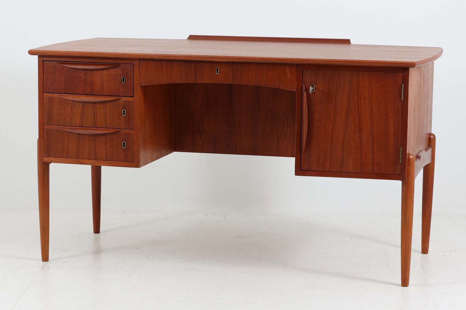 デンマークより買い付けた両袖デスクです。シンプルながらも本体側面にジョイントされた脚がお洒落なデザインです。天板には物が落ちにくい様返しが付属しています。本体には良質なチーク材が使用されており、デンマーク家具ならではの雰囲気です。バックシェルフがある希少なモデルです。
