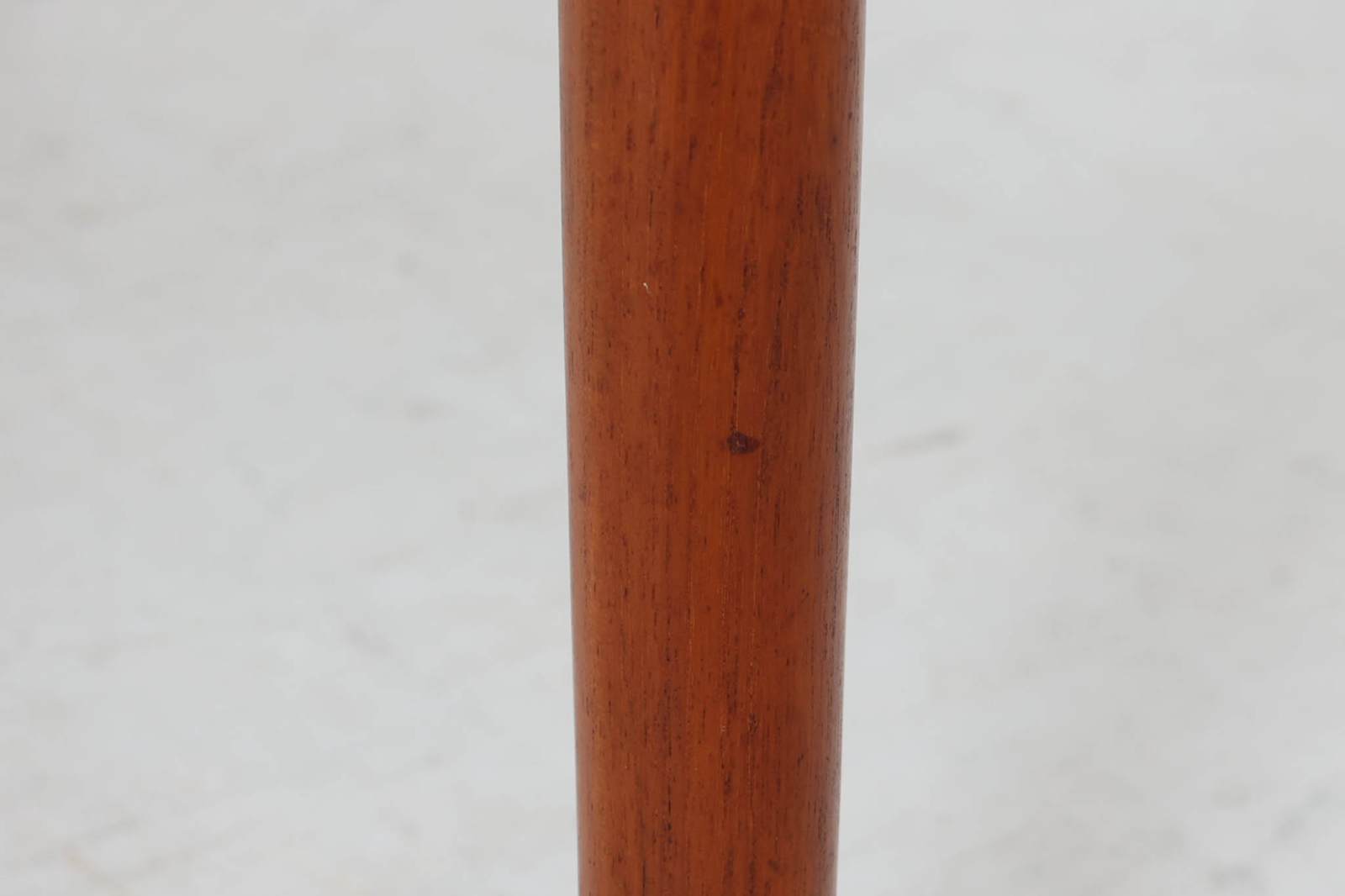 北欧より買い付けたエクステンションダイニングテーブルです。良質なチーク材の綺麗な木目が綺麗です。使用目的によって、さっと天板を広げる事が出来ますので、大変便利です。片方だけ拡張板を広げて使用可能です。