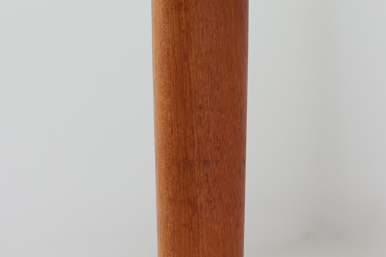 天板は折り畳み式になっており、天板を開くと拡張が出来る珍しいデザインです。天板をスライドさせると小物を入れるのに便利な収納スペースがございます。良質なチーク材が使用されています。