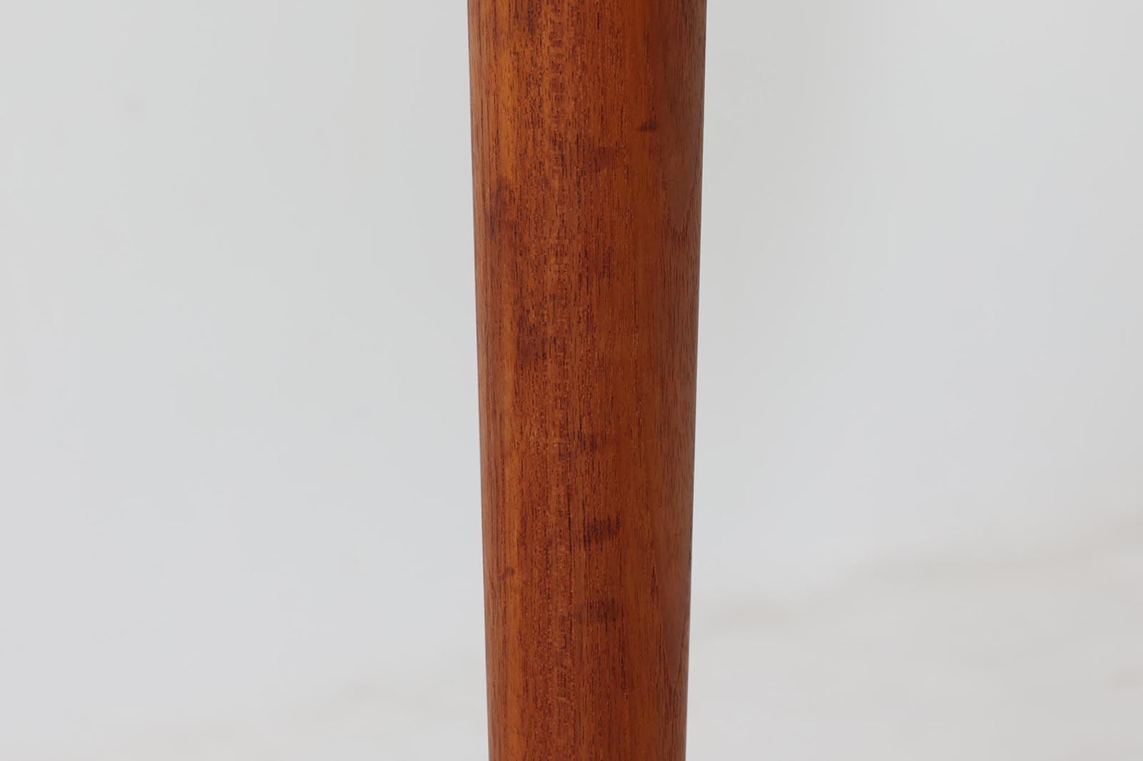 天板は折り畳み式になっており、天板を開くと拡張が出来る珍しいデザインです。天板をスライドさせると小物を入れるのに便利な収納スペースがございます。良質なチーク材が使用されています。