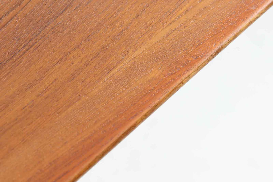 北欧より買い付けたエクステンションダイニングテーブルです。使用目的によって、さっと天板を広げる事が出来ますので、大変便利です。片方だけ拡張板を広げて使用可能です。。天板には綺麗な木目のチーク突板材、脚部分にはビーチ無垢材が使用されており造りも良く高級感がございます。