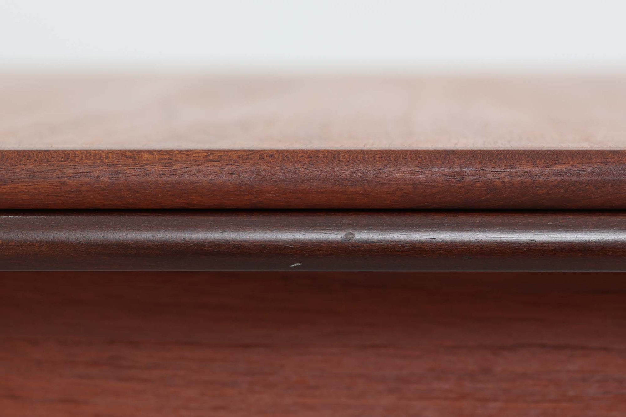 北欧より買い付けたエクステンションダイニングテーブルです。良質なチーク材の木目が綺麗です。使用目的によって、さっと天板を広げる事が出来ますので、大変便利です。片方だけ拡張板を広げて使用可能です。