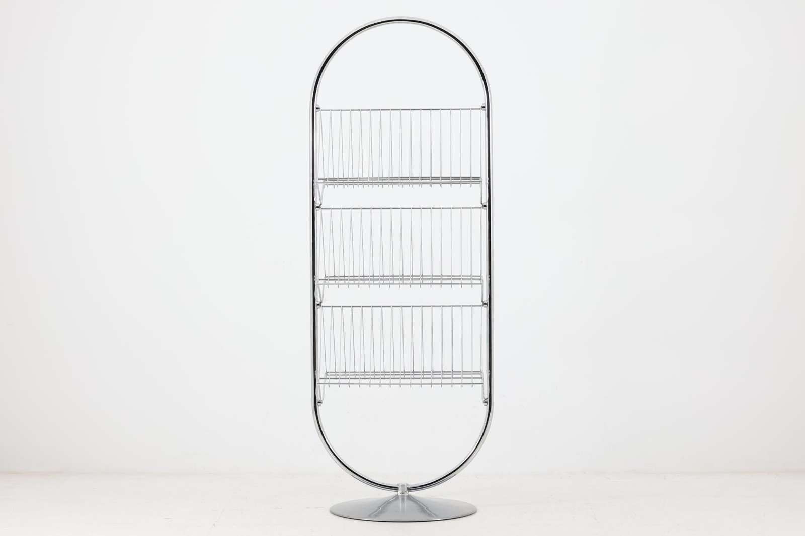 1973年にVernerPantonによってデザインされたモデルで、FritzHansen社によって製造されていましたが、現在は廃盤となっている様です。本体は回転せず固定式となります。