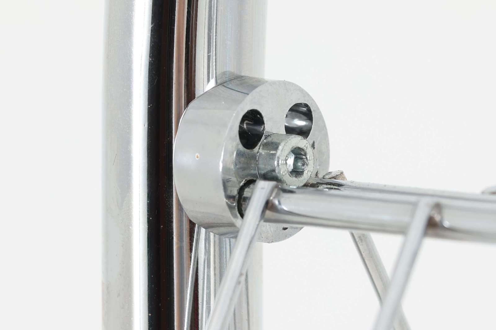 1973年にVernerPantonによってデザインされたモデルで、FritzHansen社によって製造されていましたが、現在は廃盤となっている様です。本体は回転せず固定式となります。