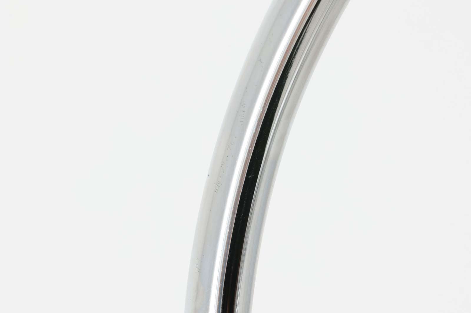 1973年にVernerPantonによってデザインされたモデルで、FritzHansen社によって製造されていましたが、現在は廃盤となっている様です。本体は回転せず固定式となります。