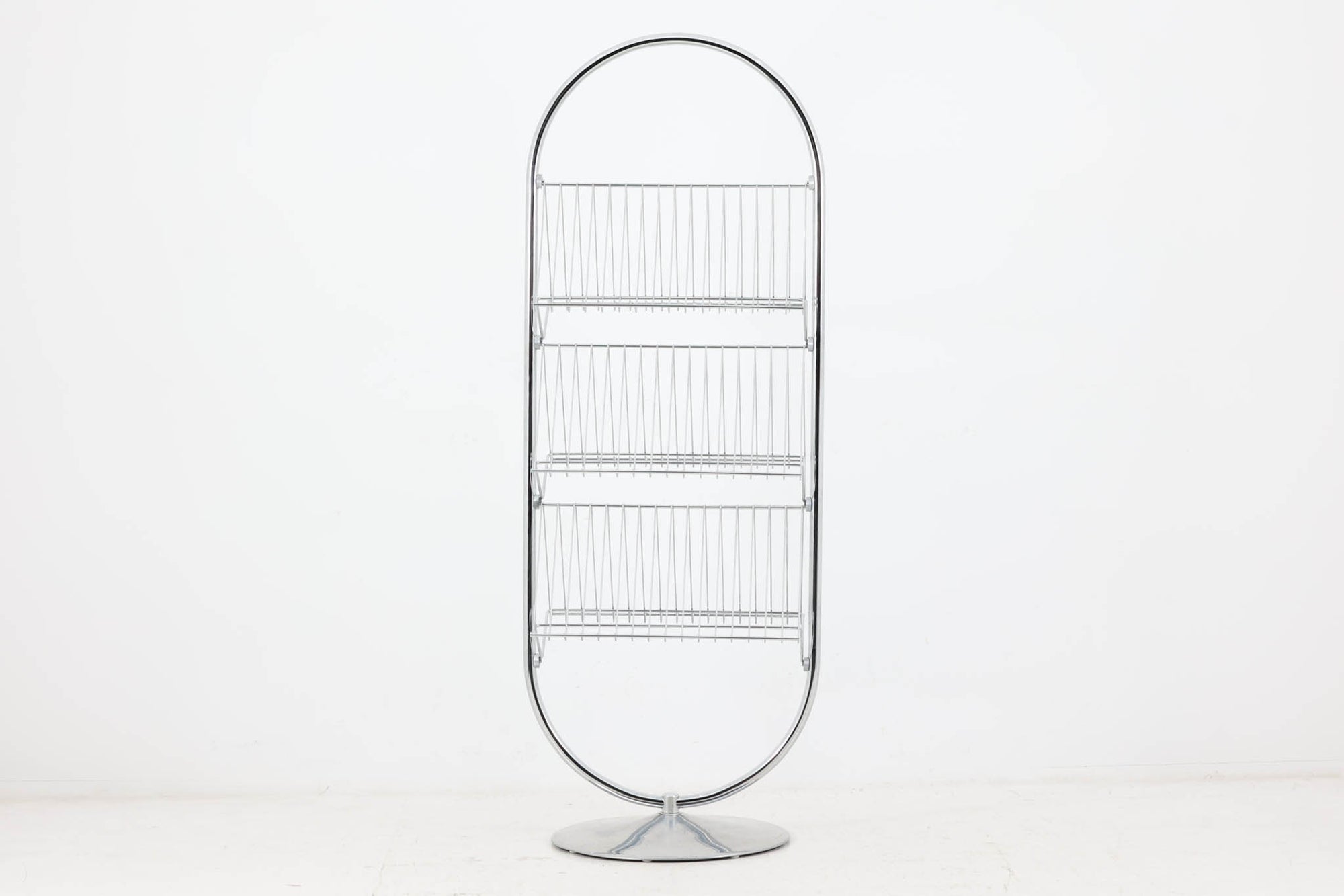 1973年にVernerPantonによってデザインされたモデルで、FritzHansen社によって製造されていましたが、現在は廃盤となっている様です。本体は回転せず固定式となります。