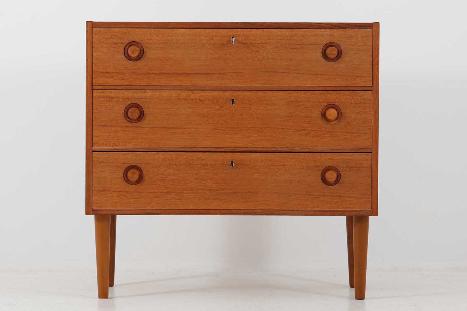 デンマークより買い付けた3段チェストです。円形の取手が特徴的なデザインです。各引き出しに施錠可能な鍵が付属しています。本体には良質なチーク材が使用されています。