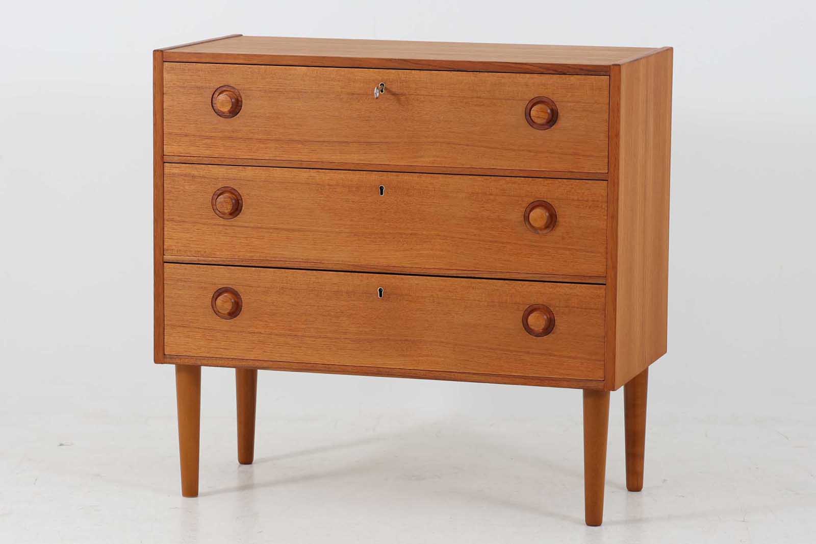 デンマークより買い付けた3段チェストです。円形の取手が特徴的なデザインです。各引き出しに施錠可能な鍵が付属しています。本体には良質なチーク材が使用されています。