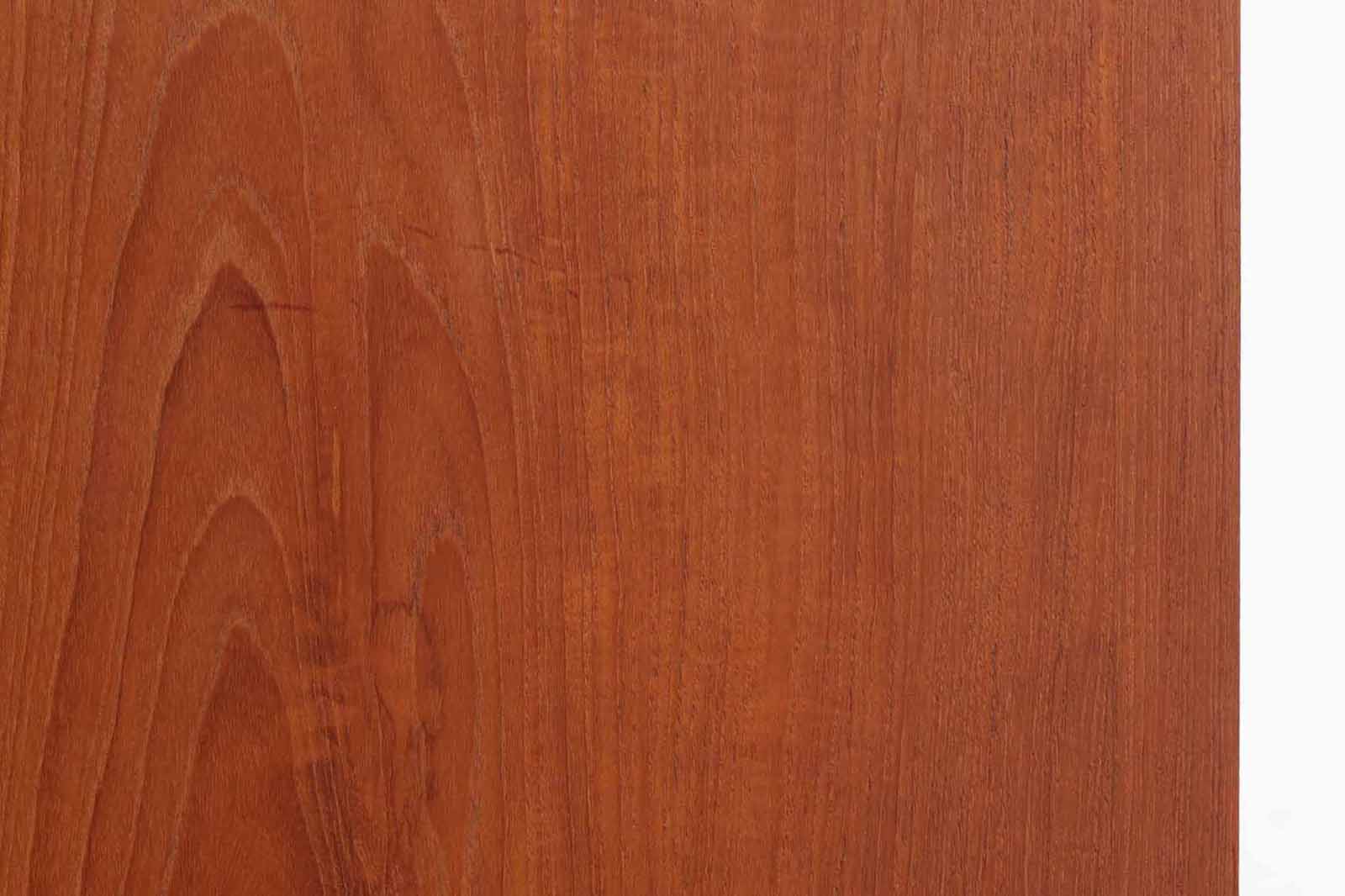 デンマークより買い付けました。デリケートでグリップ感の良い取手が特徴的なチェストです。引き出しが7段ある大型なタイプ。重量があるため、脚は幕板付きの構造でしっかりとした造りです。本体には良質なチーク材、脚部にはオーク材が使用されており、異なる素材の組み合わせも素敵です。