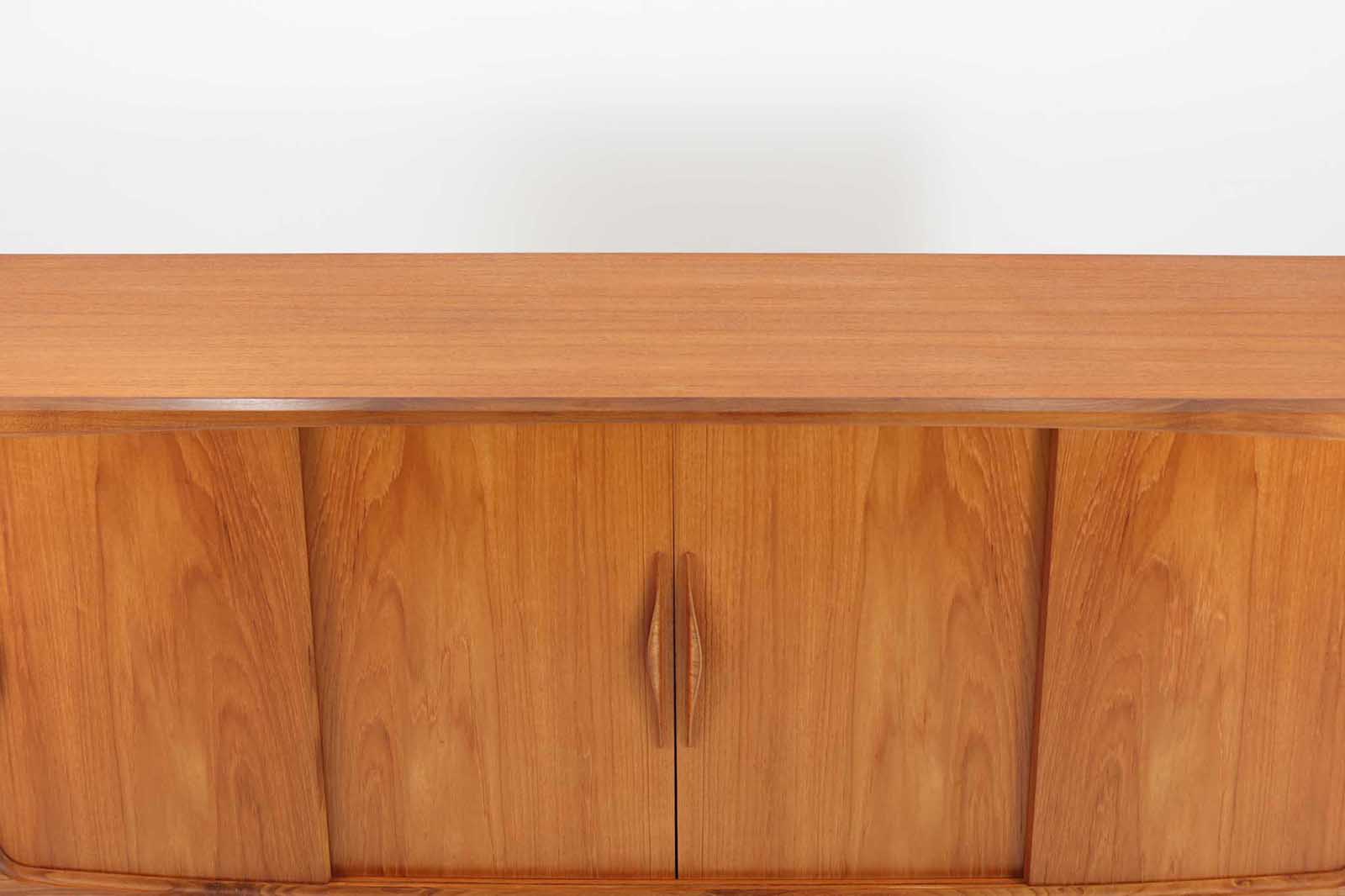 北欧より買い付けたサイドボードです。十分な収納が御座います。クオリティーの高い作品です。