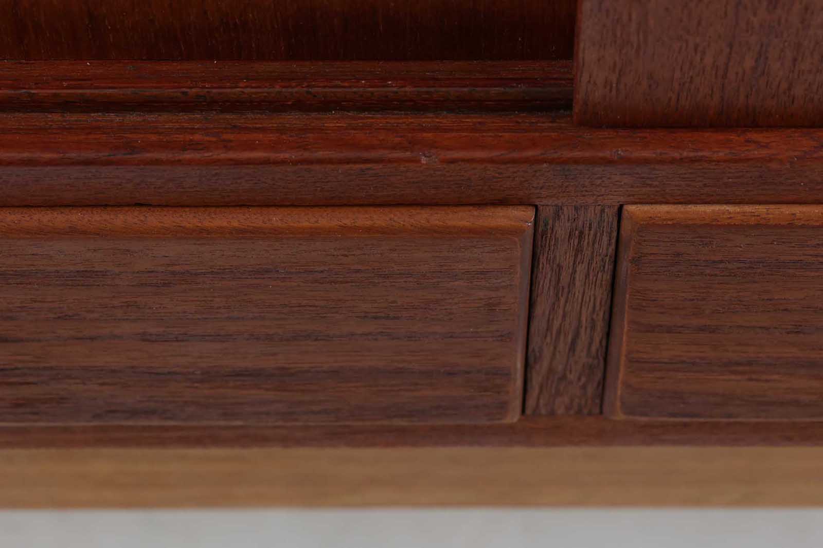 北欧より買い付けたサイドボードです。引き出し4杯と扉の十分な収納が御座います。脚にはナチュラルな色味のオーク材が使用されておりすっきりとした印象を受けます。本体には良質なチーク材が贅沢に使用されており北欧家具らしい雰囲気の良い商品です。