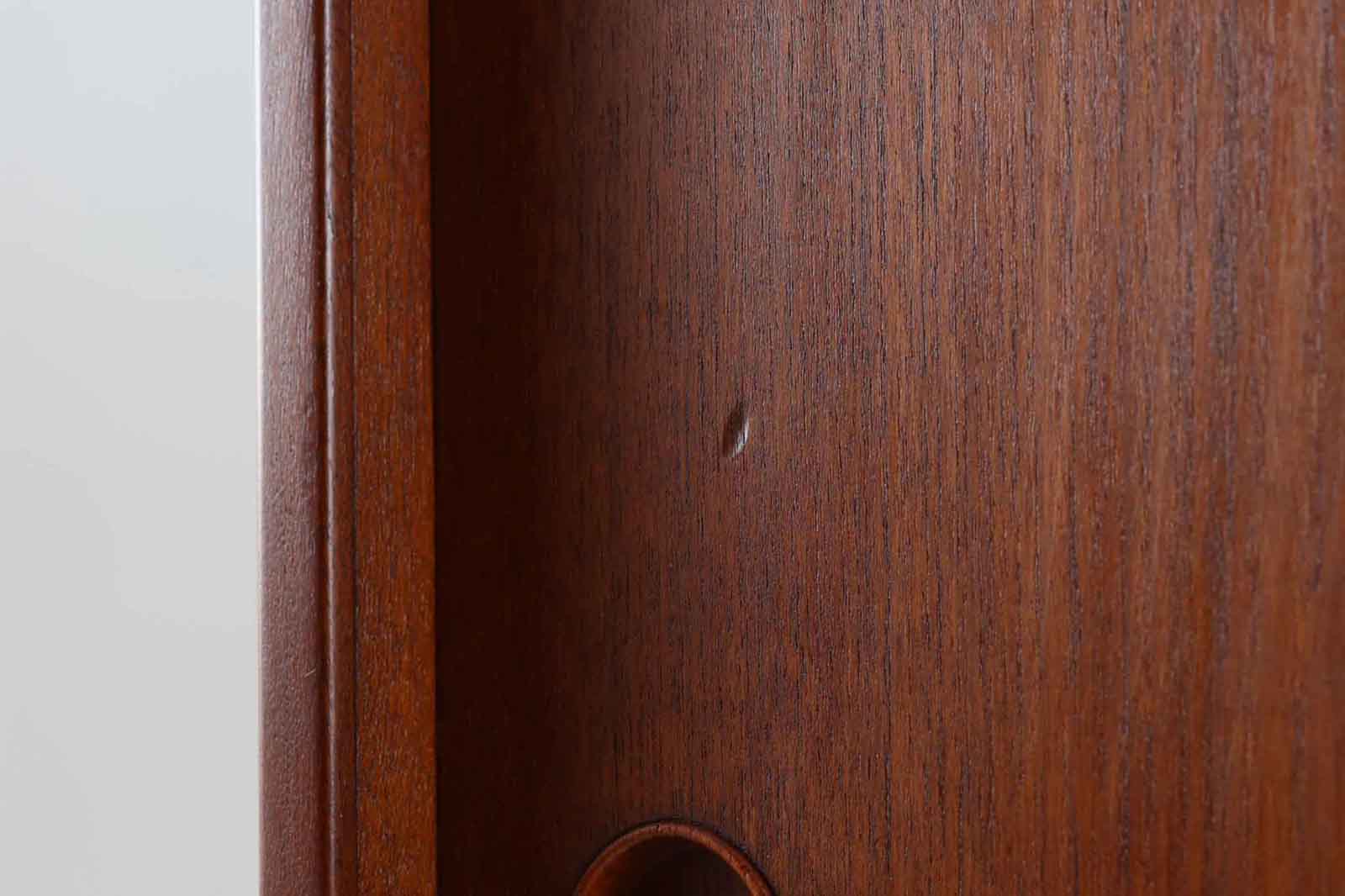 北欧より買い付けたサイドボードです。引き出し4杯と扉の十分な収納が御座います。脚にはナチュラルな色味のオーク材が使用されておりすっきりとした印象を受けます。本体には良質なチーク材が贅沢に使用されており北欧家具らしい雰囲気の良い商品です。