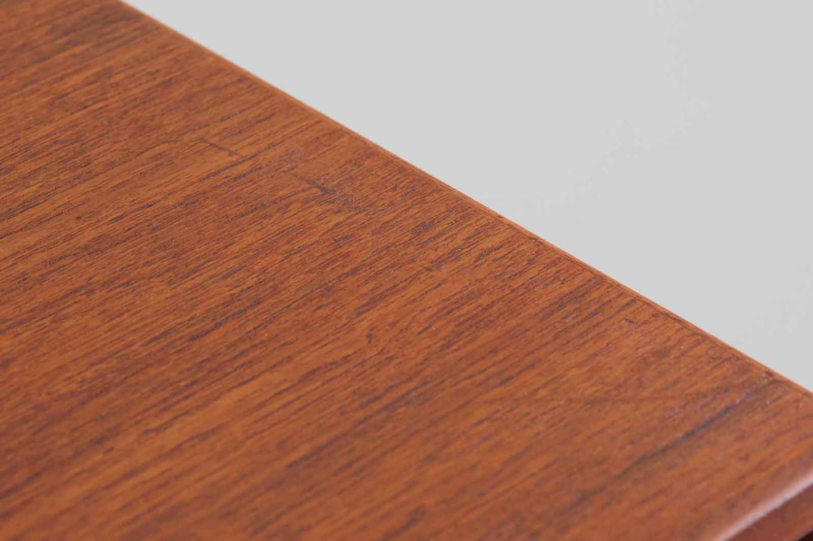 北欧より買い付けたサイドボードです。引き出し4杯と扉の十分な収納が御座います。脚にはナチュラルな色味のオーク材が使用されておりすっきりとした印象を受けます。本体には良質なチーク材が贅沢に使用されており北欧家具らしい雰囲気の良い商品です。