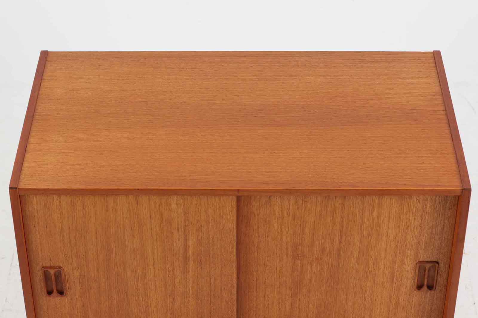 北欧より買い付けたローボードです。シンプルなフォルムで、良質なチーク材が使用されており、暖かみのある木肌が魅力的です。