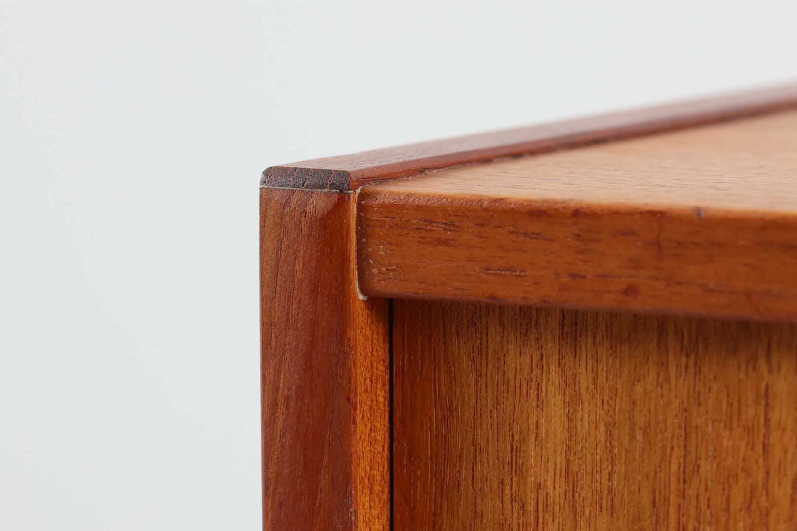 北欧より買い付けたローボードです。シンプルなフォルムで、良質なチーク材が使用されており、暖かみのある木肌が魅力的です。