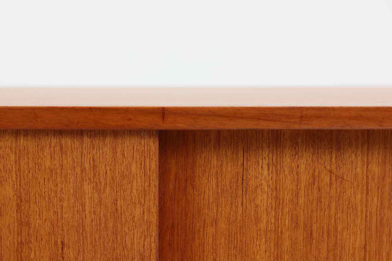 北欧より買い付けたローボードです。シンプルなフォルムで、良質なチーク材が使用されており、暖かみのある木肌が魅力的です。