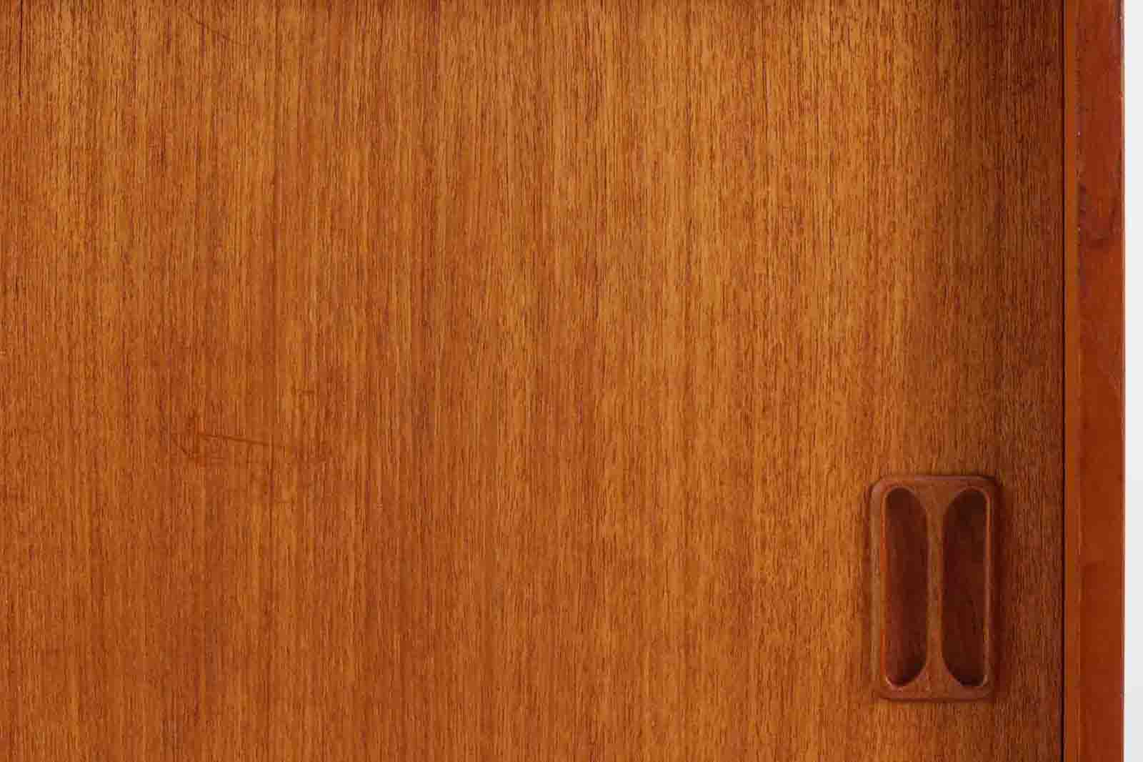 北欧より買い付けたローボードです。シンプルなフォルムで、良質なチーク材が使用されており、暖かみのある木肌が魅力的です。