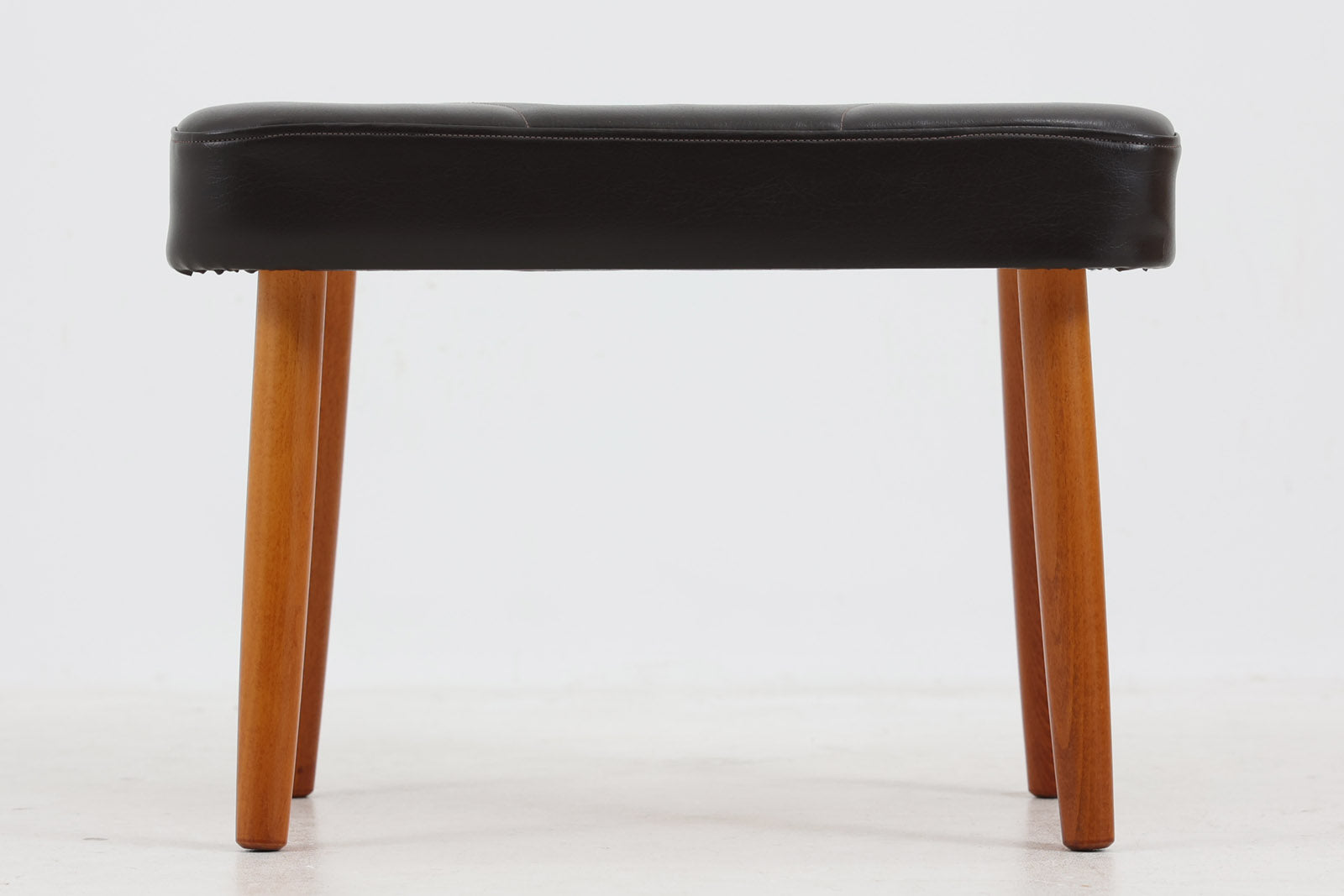 デンマーク製のスツールです。シンプルなデザインです。