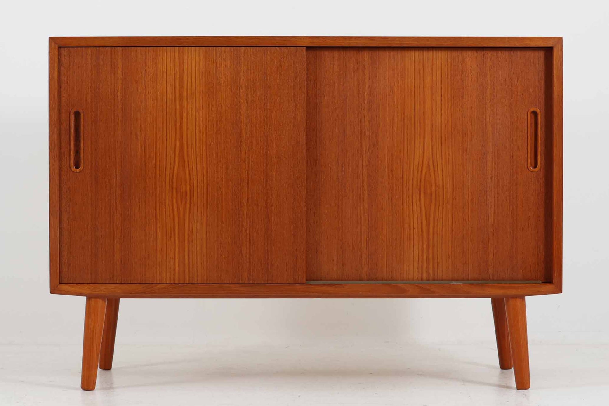 北欧より買い付けたサイドボードです。良質なチーク材が使用されており、優しい雰囲気です。デンマークの品質基準を満たした「DANISHFURNITUREmAKE'SCONTROL」の刻印がございます。高さ調整が可能な引き出しと棚板は使い勝手が良さそうです。