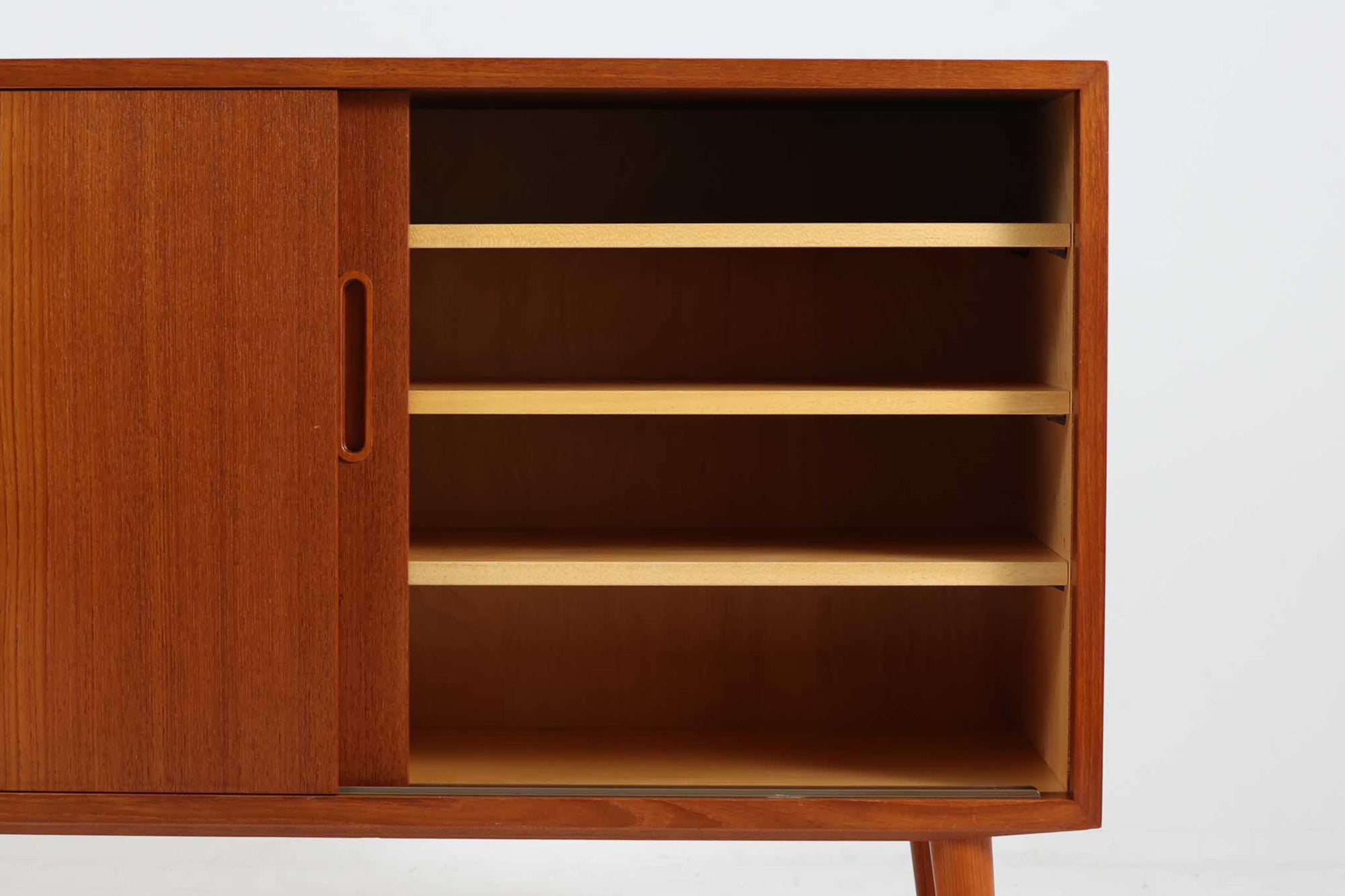 北欧より買い付けたサイドボードです。良質なチーク材が使用されており、優しい雰囲気です。デンマークの品質基準を満たした「DANISHFURNITUREmAKE'SCONTROL」の刻印がございます。高さ調整が可能な引き出しと棚板は使い勝手が良さそうです。