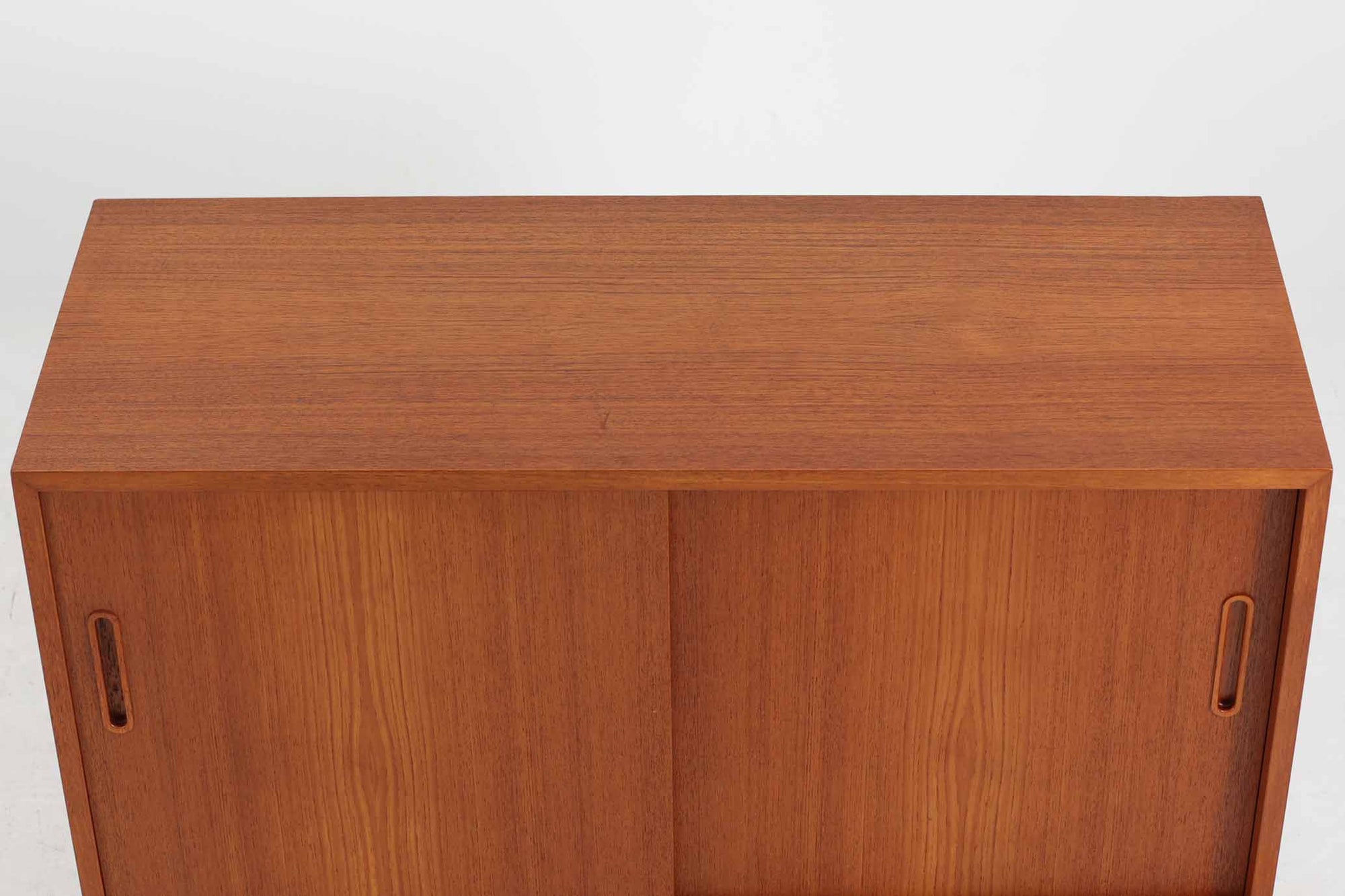 北欧より買い付けたサイドボードです。良質なチーク材が使用されており、優しい雰囲気です。デンマークの品質基準を満たした「DANISHFURNITUREmAKE'SCONTROL」の刻印がございます。高さ調整が可能な引き出しと棚板は使い勝手が良さそうです。