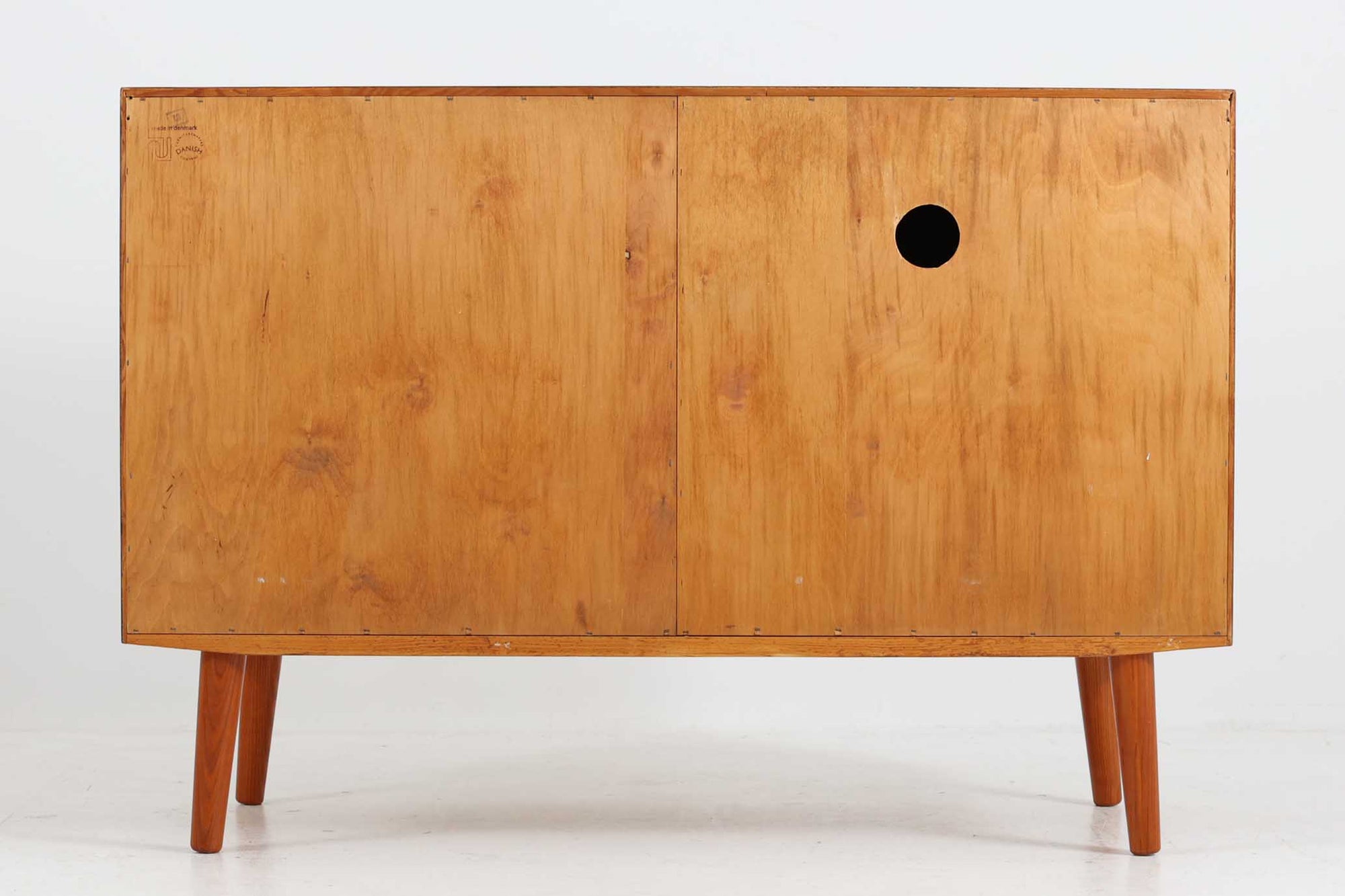 北欧より買い付けたサイドボードです。良質なチーク材が使用されており、優しい雰囲気です。デンマークの品質基準を満たした「DANISHFURNITUREmAKE'SCONTROL」の刻印がございます。高さ調整が可能な引き出しと棚板は使い勝手が良さそうです。