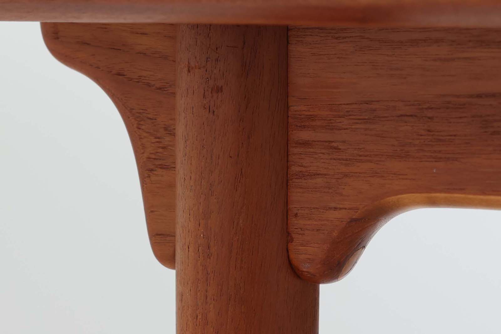 北欧より買い付けたエクステンションダイニングテーブルです。ウェグナーのテーブルに似たデザインですが、こちらはGunniOmannによる物です。一見完成品の様に見えますが脚は取り外し可能となっています。デンマークを代表する家具メーカー"OmannJun"ならではのしっかりとした造りです。