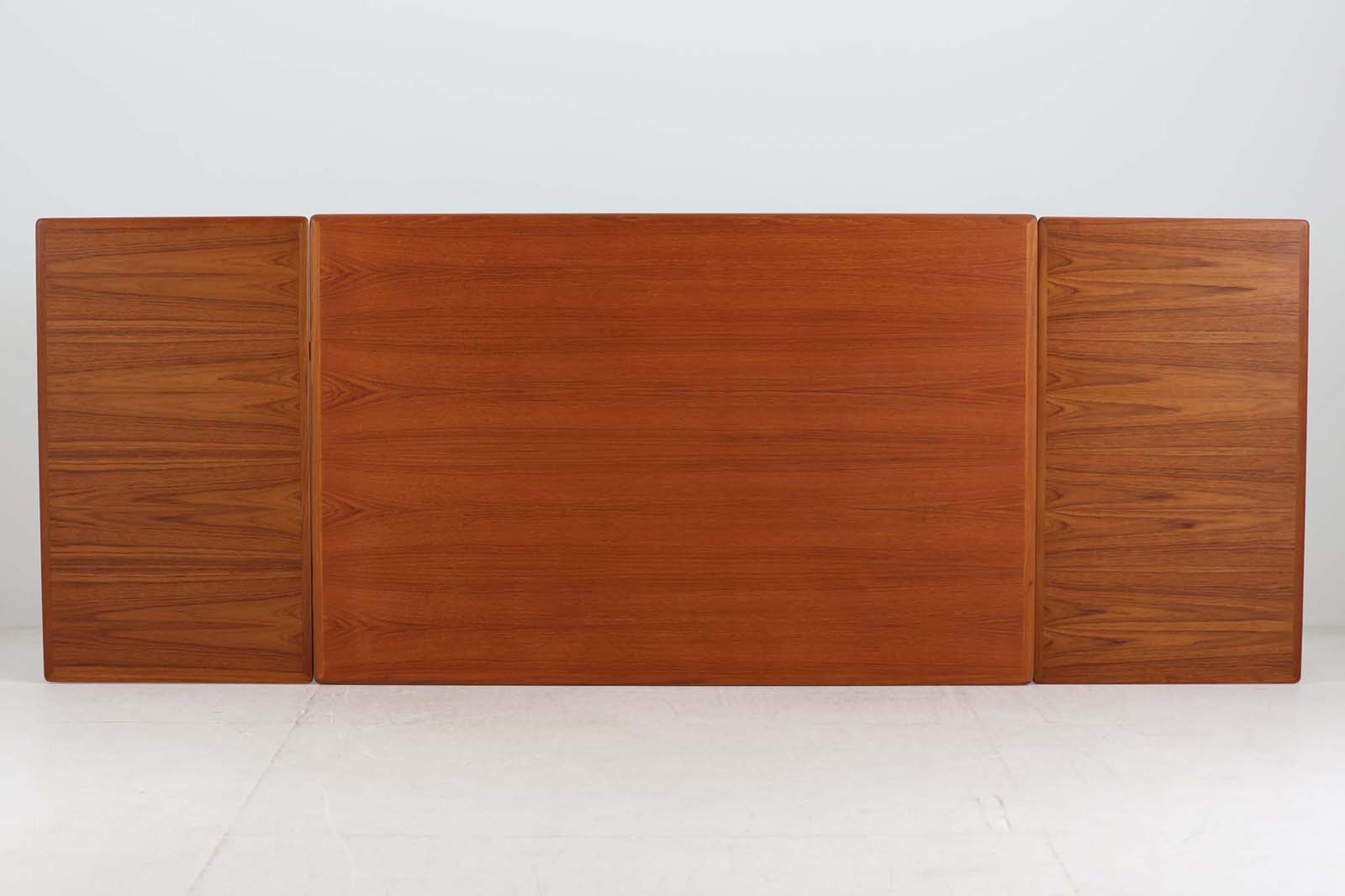 北欧より買い付けたエクステンションダイニングテーブルです。ウェグナーのテーブルに似たデザインですが、こちらはGunniOmannによる物です。一見完成品の様に見えますが脚は取り外し可能となっています。デンマークを代表する家具メーカー"OmannJun"ならではのしっかりとした造りです。