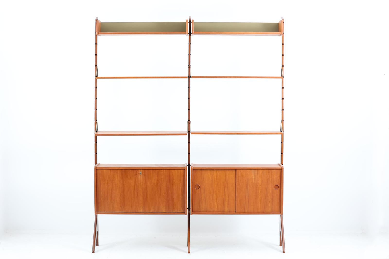 デンマークより買い付けました。壁に取り付けるタイプでは無く、自立する珍しい構造です。棚板やキャビネットは好きな位置に配置可能です。また、画像では2列ですが1列にしてもお使いいただけます。全面に良質なチーク材が使用されており、高級感がございます。