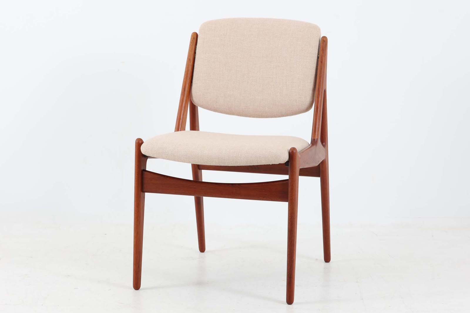 デンマークの名工Vamomobelfabrik社の熟練の職人によって作成された「Ella」チェアです。ArneVodderならではの強度とデザイン性が両立した名作椅子です。背もたれは座った時にフィットする様に回転式となっており座り心地も良好です。アーム付きのタイプもございますが、こちらはアームレスタイプとなっております。