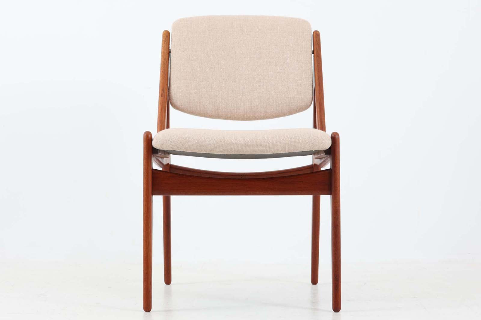 デンマークの名工Vamomobelfabrik社の熟練の職人によって作成された「Ella」チェアです。ArneVodderならではの強度とデザイン性が両立した名作椅子です。背もたれは座った時にフィットする様に回転式となっており座り心地も良好です。アーム付きのタイプもございますが、こちらはアームレスタイプとなっております。