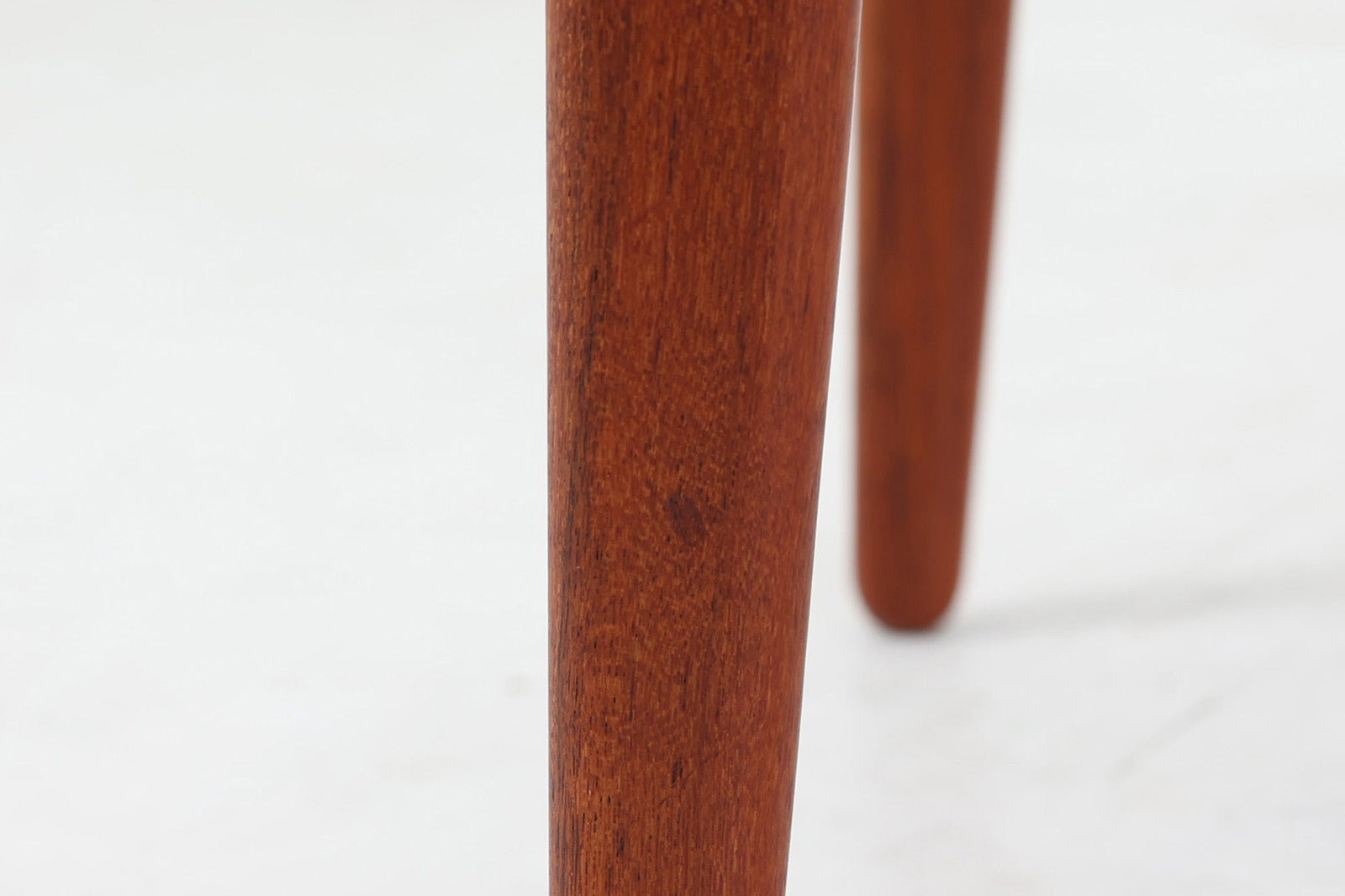 デンマークの名工Vamomobelfabrik社の熟練の職人によって作成された「Ella」チェアです。ArneVodderならではの強度とデザイン性が両立した名作椅子です。背もたれは座った時にフィットする様に回転式となっており座り心地も良好です。アーム付きのタイプもございますが、こちらはアームレスタイプとなっております。