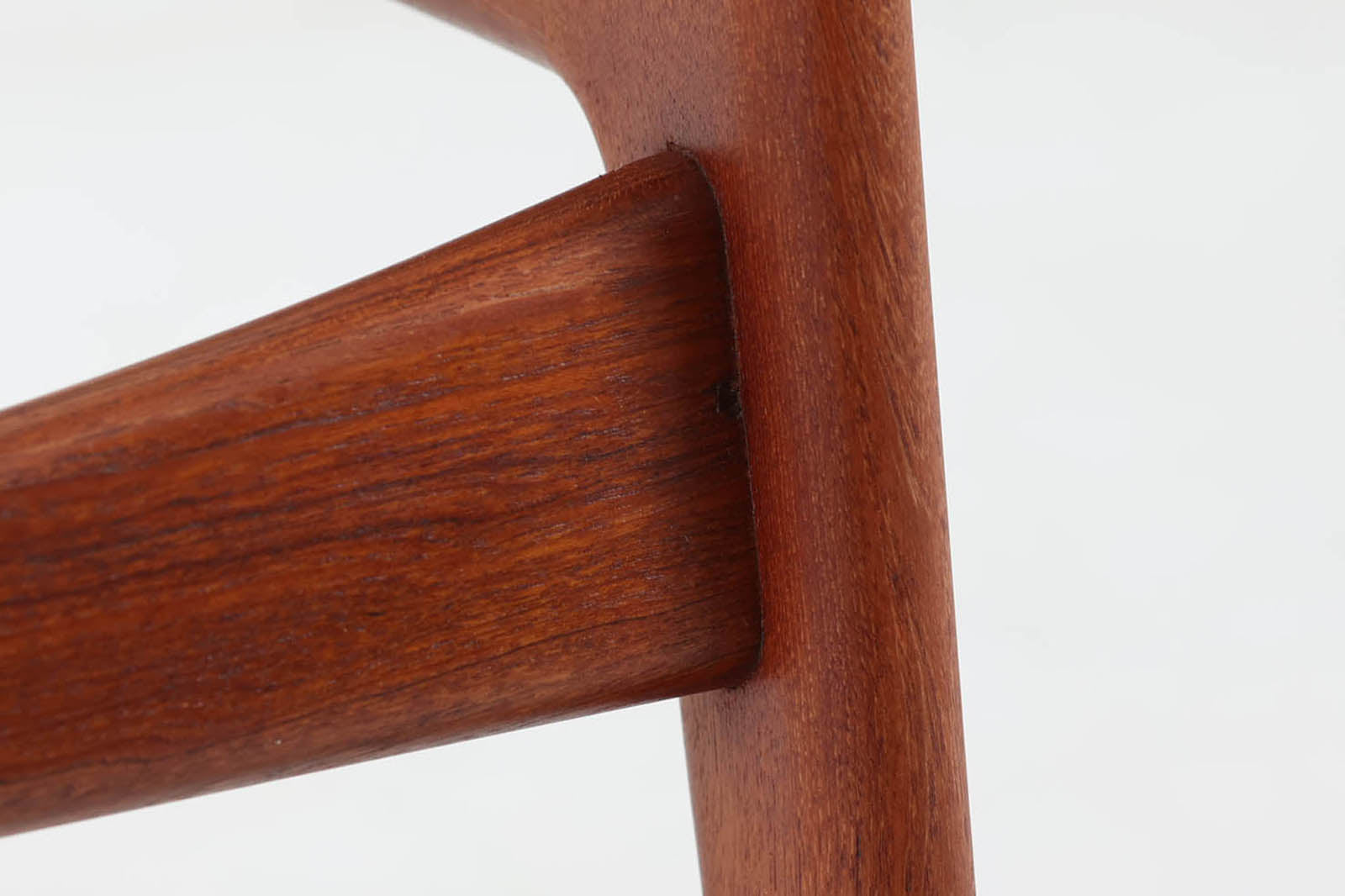 デンマークの名工Vamomobelfabrik社の熟練の職人によって作成された「Ella」チェアです。ArneVodderならではの強度とデザイン性が両立した名作椅子です。背もたれは座った時にフィットする様に回転式となっており座り心地も良好です。アーム付きのタイプもございますが、こちらはアームレスタイプとなっております。