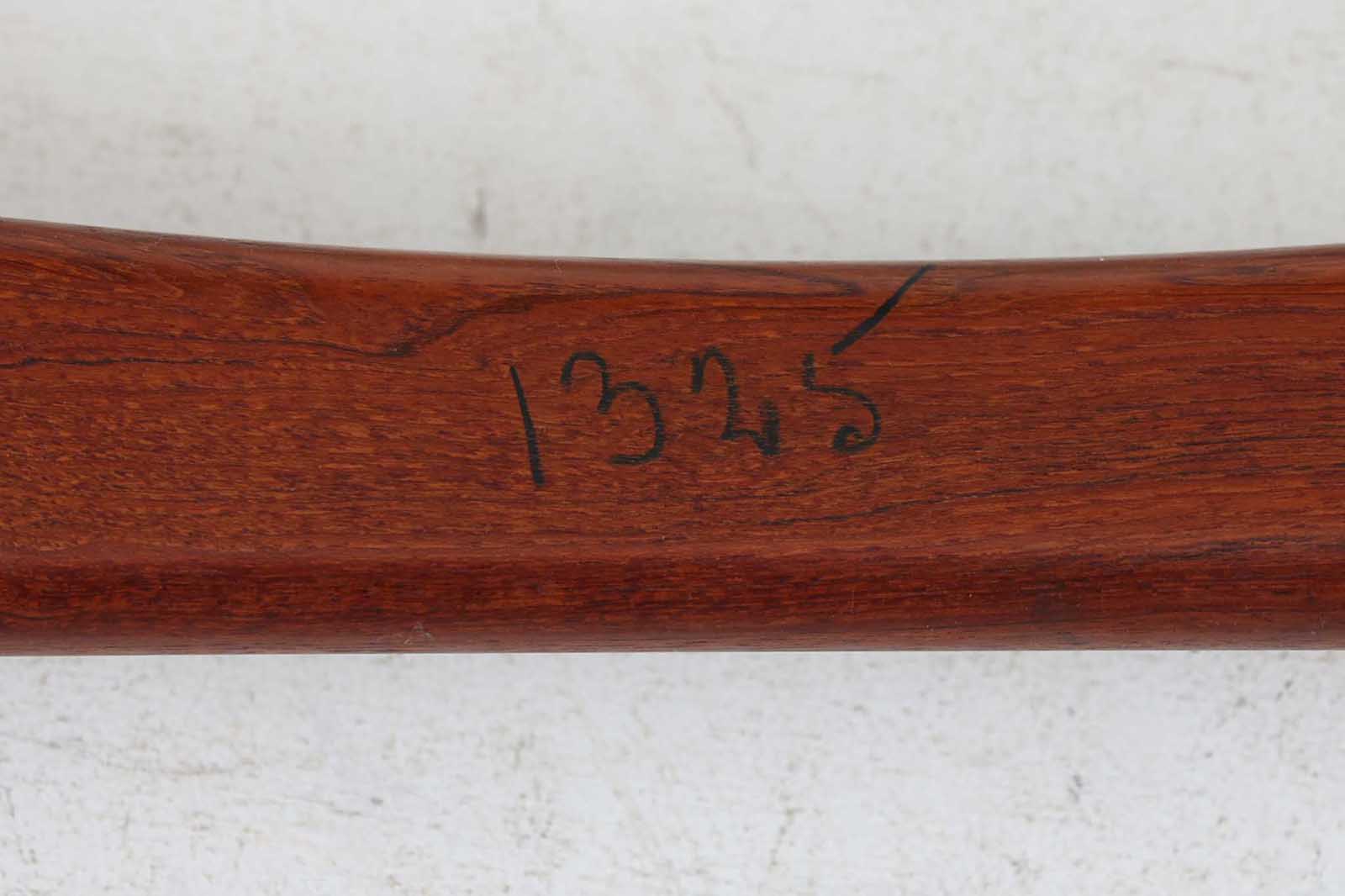 デンマークの名工Vamomobelfabrik社の熟練の職人によって作成された「Ella」チェアです。ArneVodderならではの強度とデザイン性が両立した名作椅子です。背もたれは座った時にフィットする様に回転式となっており座り心地も良好です。アーム付きのタイプもございますが、こちらはアームレスタイプとなっております。