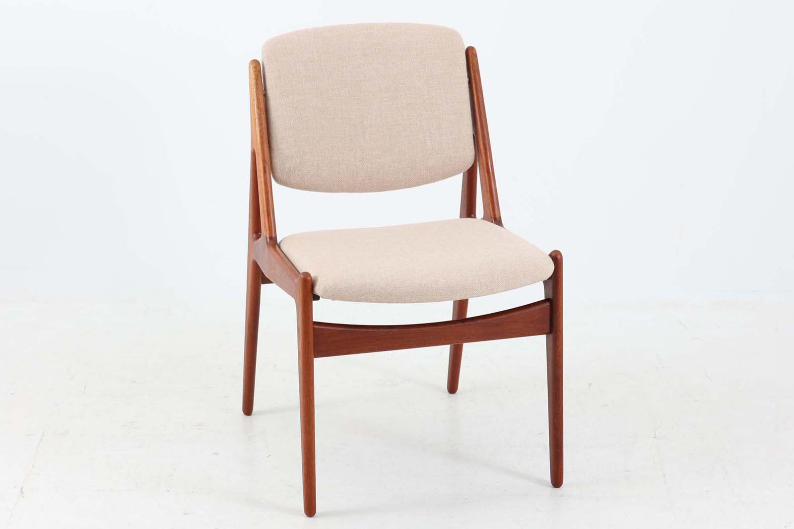 デンマークの名工Vamomobelfabrik社の熟練の職人によって作成された「Ella」チェアです。ArneVodderならではの強度とデザイン性が両立した名作椅子です。背もたれは座った時にフィットする様に回転式となっており座り心地も良好です。アーム付きのタイプもございますが、こちらはアームレスタイプとなっております。