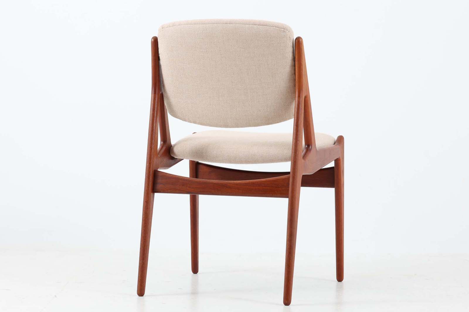 デンマークの名工Vamomobelfabrik社の熟練の職人によって作成された「Ella」チェアです。ArneVodderならではの強度とデザイン性が両立した名作椅子です。背もたれは座った時にフィットする様に回転式となっており座り心地も良好です。アーム付きのタイプもございますが、こちらはアームレスタイプとなっております。