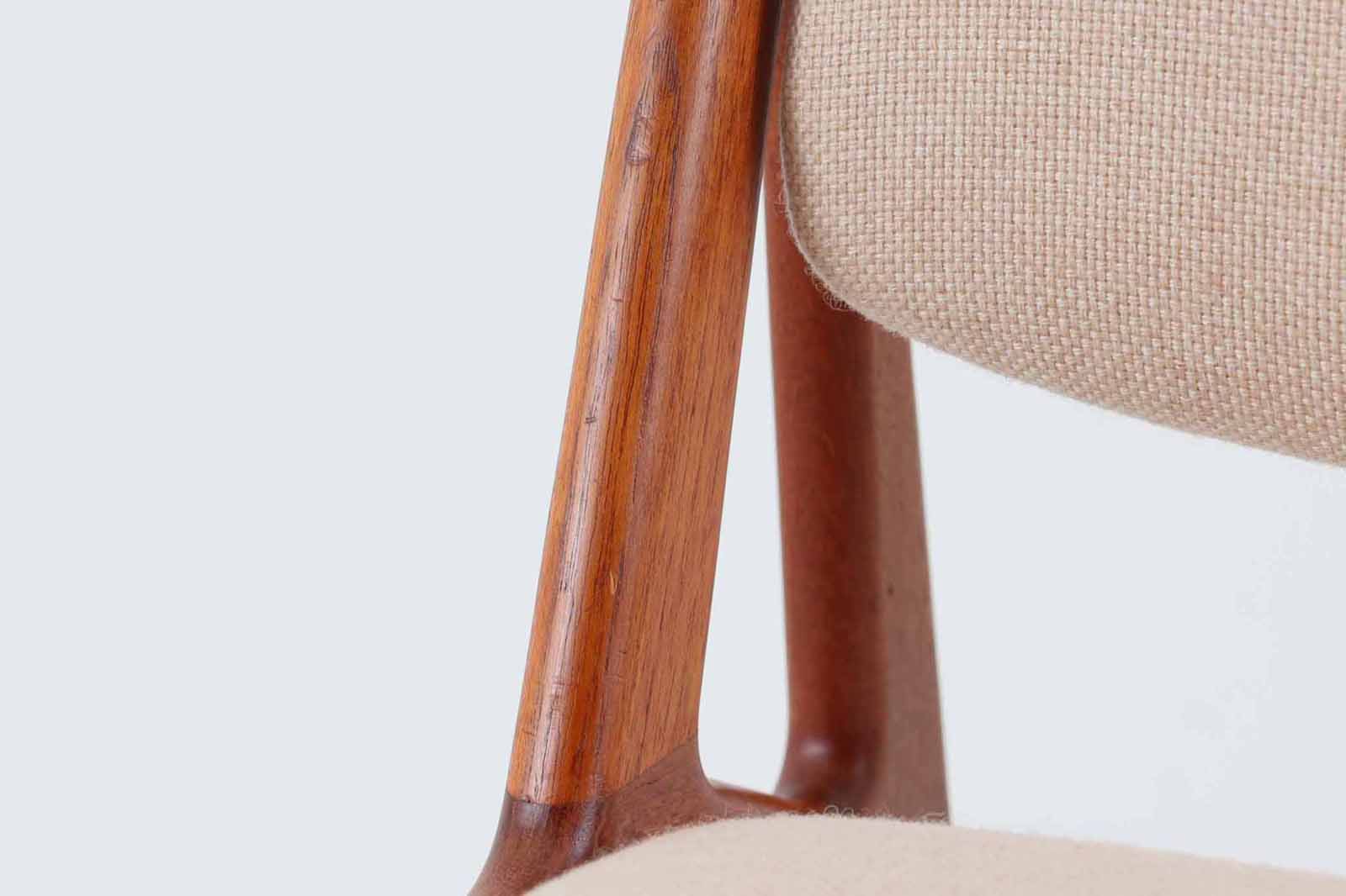 デンマークの名工Vamomobelfabrik社の熟練の職人によって作成された「Ella」チェアです。ArneVodderならではの強度とデザイン性が両立した名作椅子です。背もたれは座った時にフィットする様に回転式となっており座り心地も良好です。アーム付きのタイプもございますが、こちらはアームレスタイプとなっております。