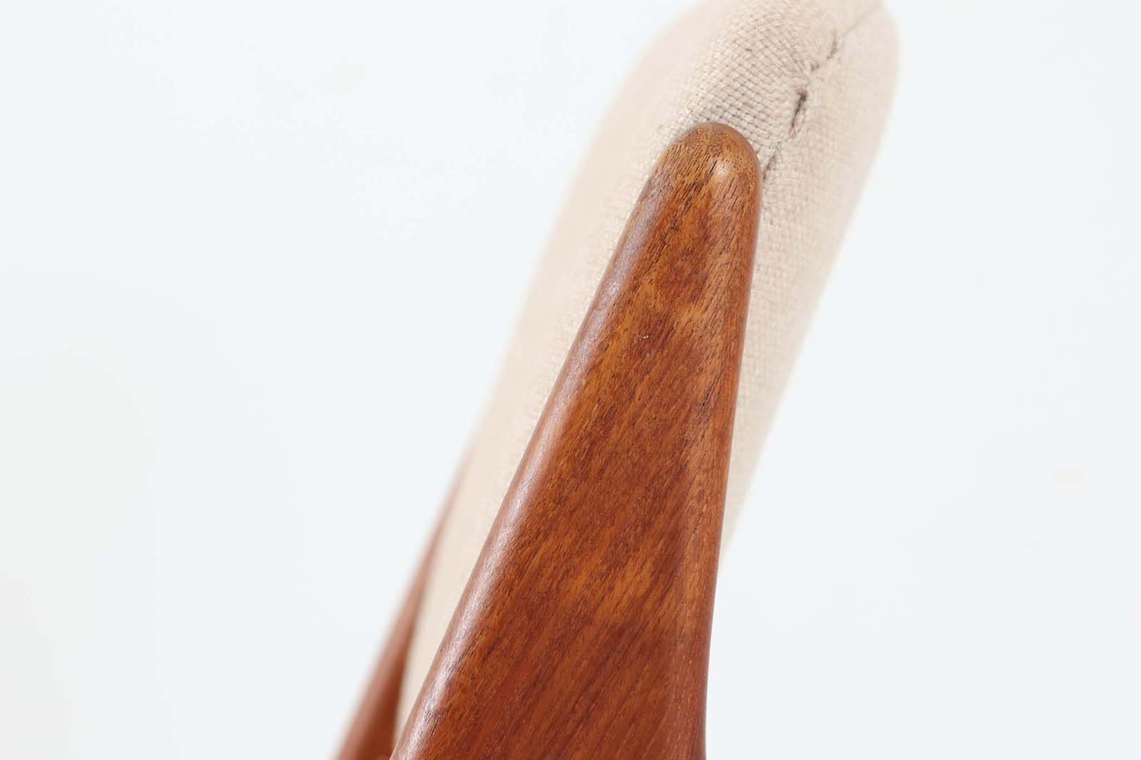 デンマークの名工Vamomobelfabrik社の熟練の職人によって作成された「Ella」チェアです。ArneVodderならではの強度とデザイン性が両立した名作椅子です。背もたれは座った時にフィットする様に回転式となっており座り心地も良好です。アーム付きのタイプもございますが、こちらはアームレスタイプとなっております。