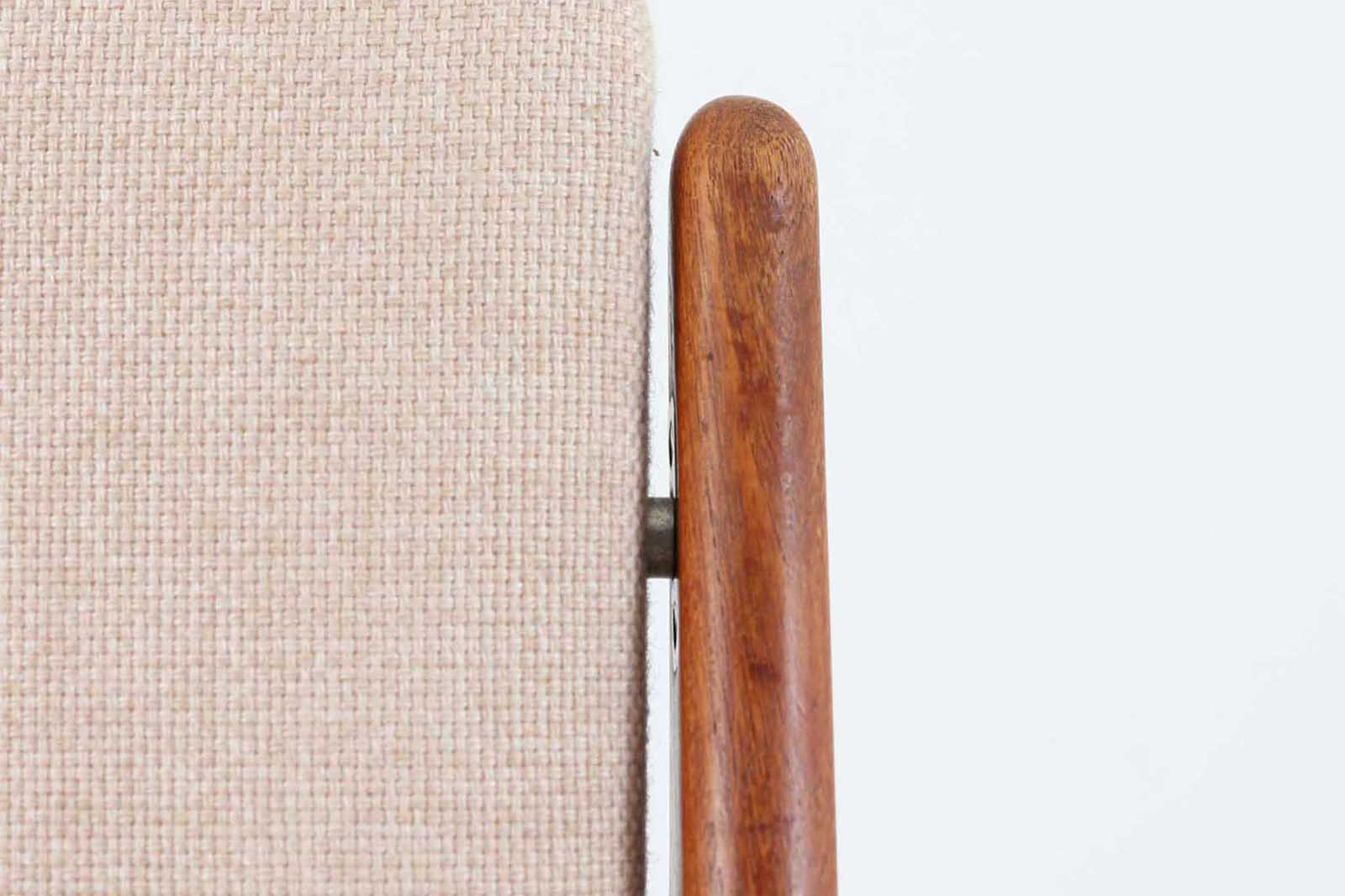 デンマークの名工Vamomobelfabrik社の熟練の職人によって作成された「Ella」チェアです。ArneVodderならではの強度とデザイン性が両立した名作椅子です。背もたれは座った時にフィットする様に回転式となっており座り心地も良好です。アーム付きのタイプもございますが、こちらはアームレスタイプとなっております。