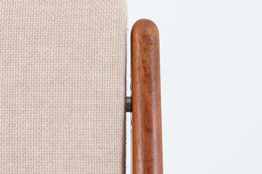 デンマークの名工Vamomobelfabrik社の熟練の職人によって作成された「Ella」チェアです。ArneVodderならではの強度とデザイン性が両立した名作椅子です。背もたれは座った時にフィットする様に回転式となっており座り心地も良好です。アーム付きのタイプもございますが、こちらはアームレスタイプとなっております。