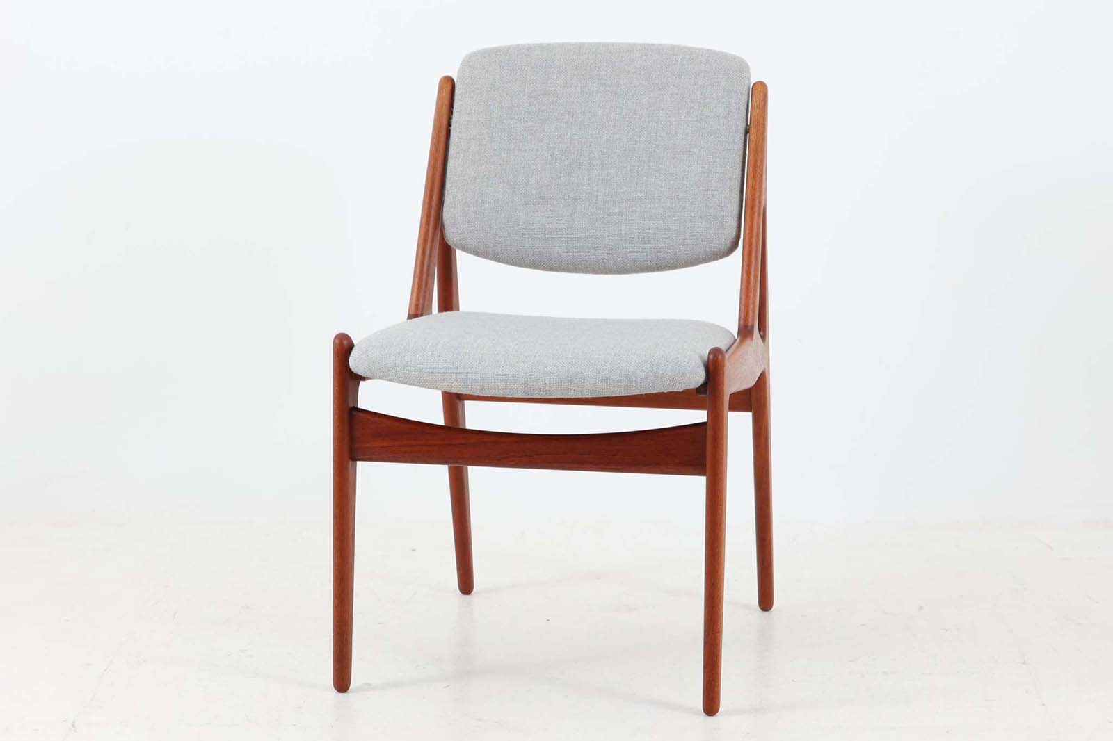 デンマークの名工Vamomobelfabrik社の熟練の職人によって作成された「Ella」チェアです。ArneVodderならではの強度とデザイン性が両立した名作椅子です。背もたれは座った時にフィットする様に回転式となっており座り心地も良好です。アーム付きのタイプもございますが、こちらはアームレスタイプとなっております。