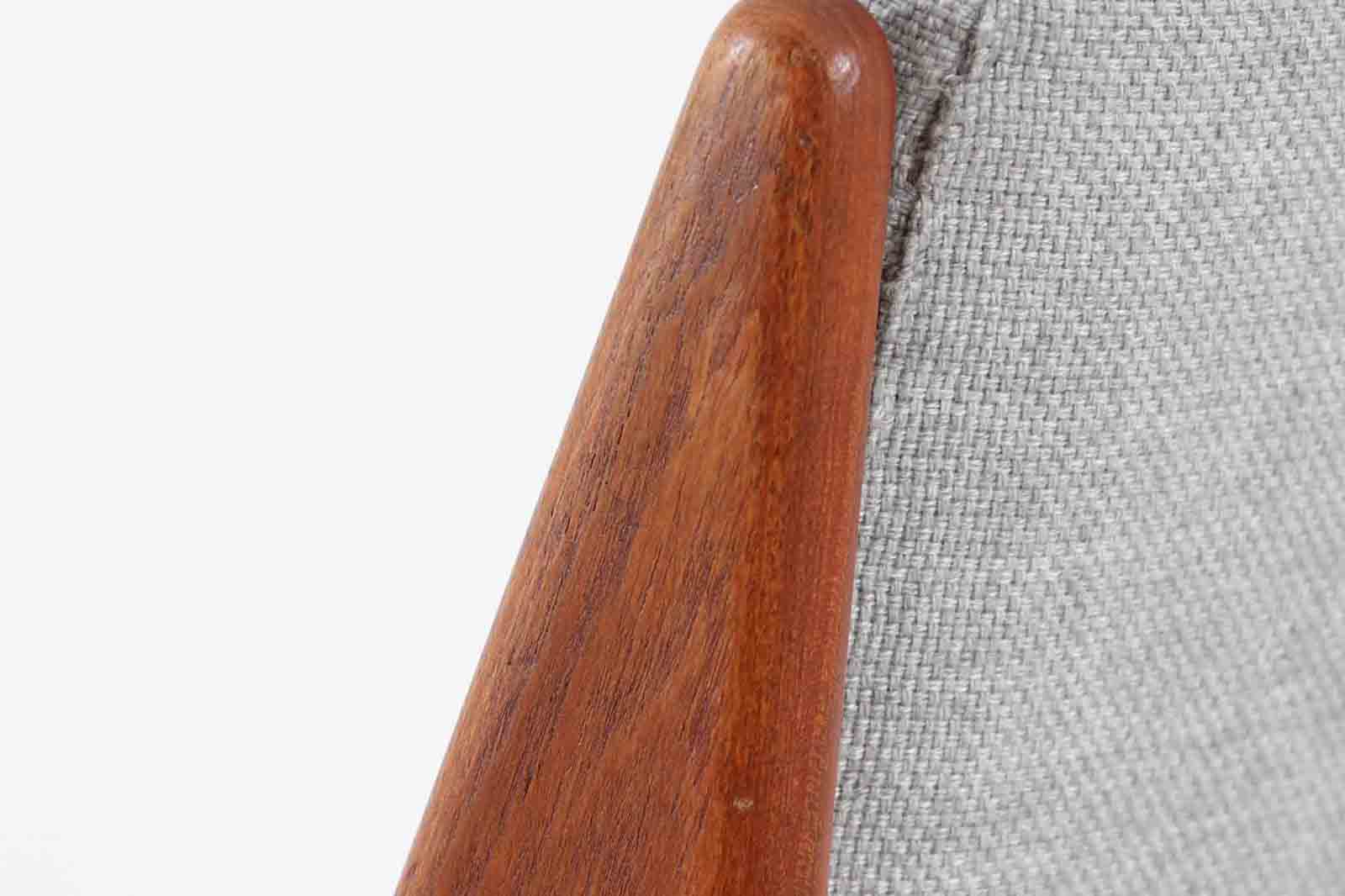 デンマークの名工Vamomobelfabrik社の熟練の職人によって作成された「Ella」チェアです。ArneVodderならではの強度とデザイン性が両立した名作椅子です。背もたれは座った時にフィットする様に回転式となっており座り心地も良好です。アーム付きのタイプもございますが、こちらはアームレスタイプとなっております。