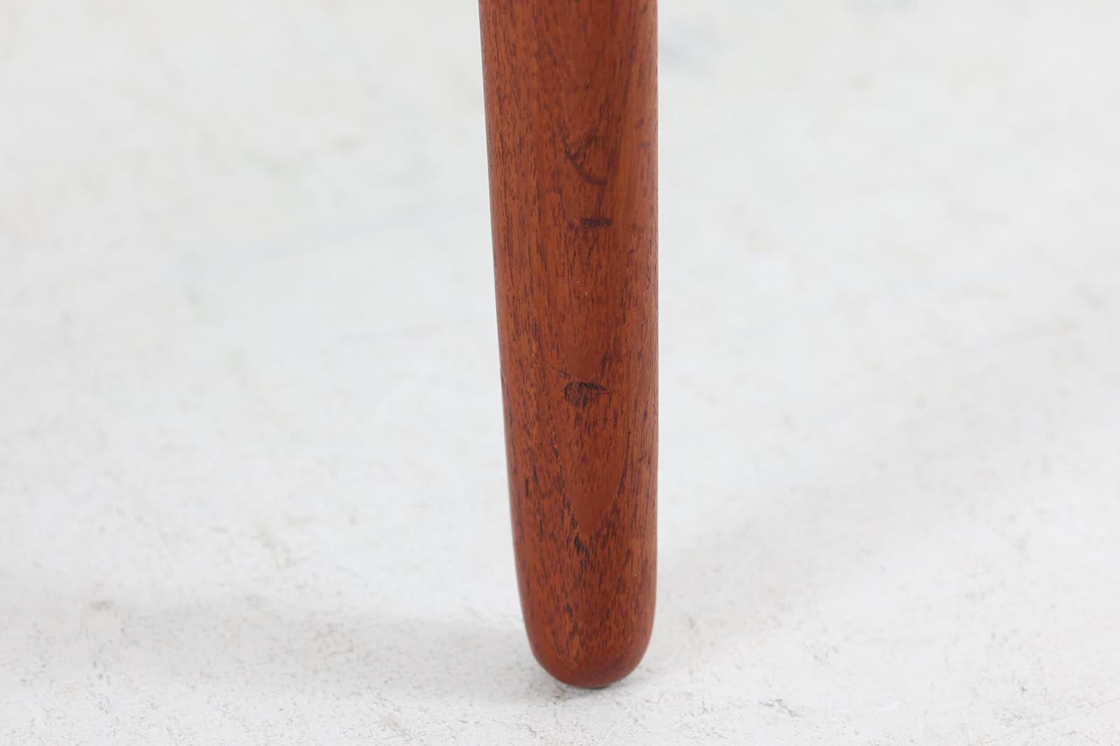 デンマークの名工Vamomobelfabrik社の熟練の職人によって作成された「Ella」チェアです。ArneVodderならではの強度とデザイン性が両立した名作椅子です。背もたれは座った時にフィットする様に回転式となっており座り心地も良好です。アーム付きのタイプもございますが、こちらはアームレスタイプとなっております。