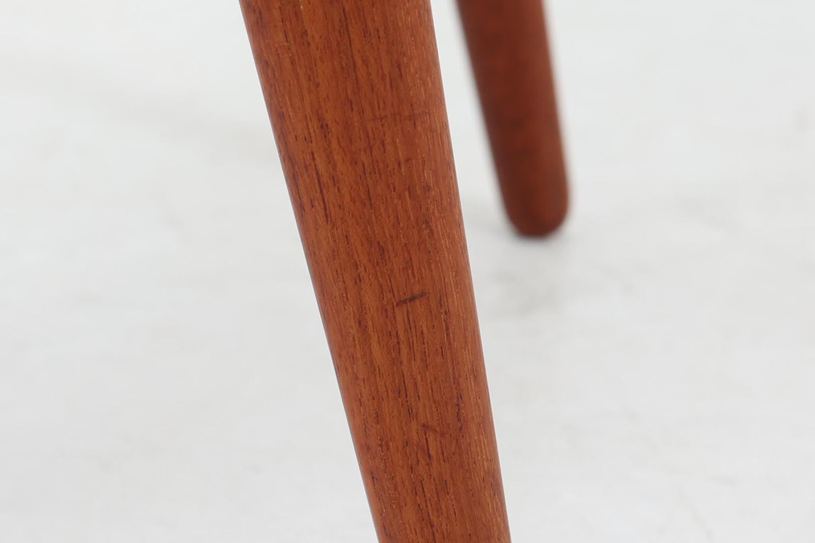 デンマークの名工Vamomobelfabrik社の熟練の職人によって作成された「Ella」チェアです。ArneVodderならではの強度とデザイン性が両立した名作椅子です。背もたれは座った時にフィットする様に回転式となっており座り心地も良好です。アーム付きのタイプもございますが、こちらはアームレスタイプとなっております。