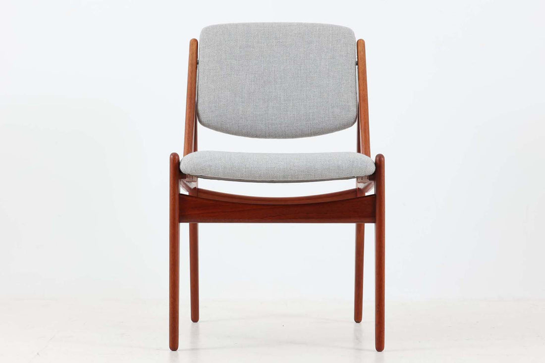 デンマークの名工VamoMobelfabrik社の熟練の職人によって作成された「Ella」チェアです。ArneVodderならではの強度とデザイン性が両立した名作椅子です。背もたれは座った時にフィットする様に回転式となっており座り心地も良好です。アーム付きのタイプもございますが、こちらはアームレスタイプとなっております。