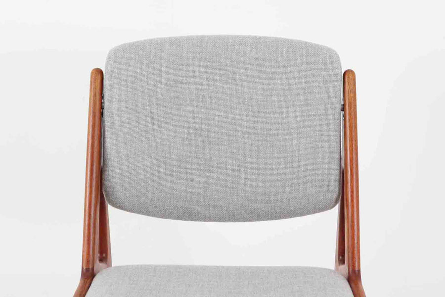 デンマークの名工VamoMobelfabrik社の熟練の職人によって作成された「Ella」チェアです。ArneVodderならではの強度とデザイン性が両立した名作椅子です。背もたれは座った時にフィットする様に回転式となっており座り心地も良好です。アーム付きのタイプもございますが、こちらはアームレスタイプとなっております。