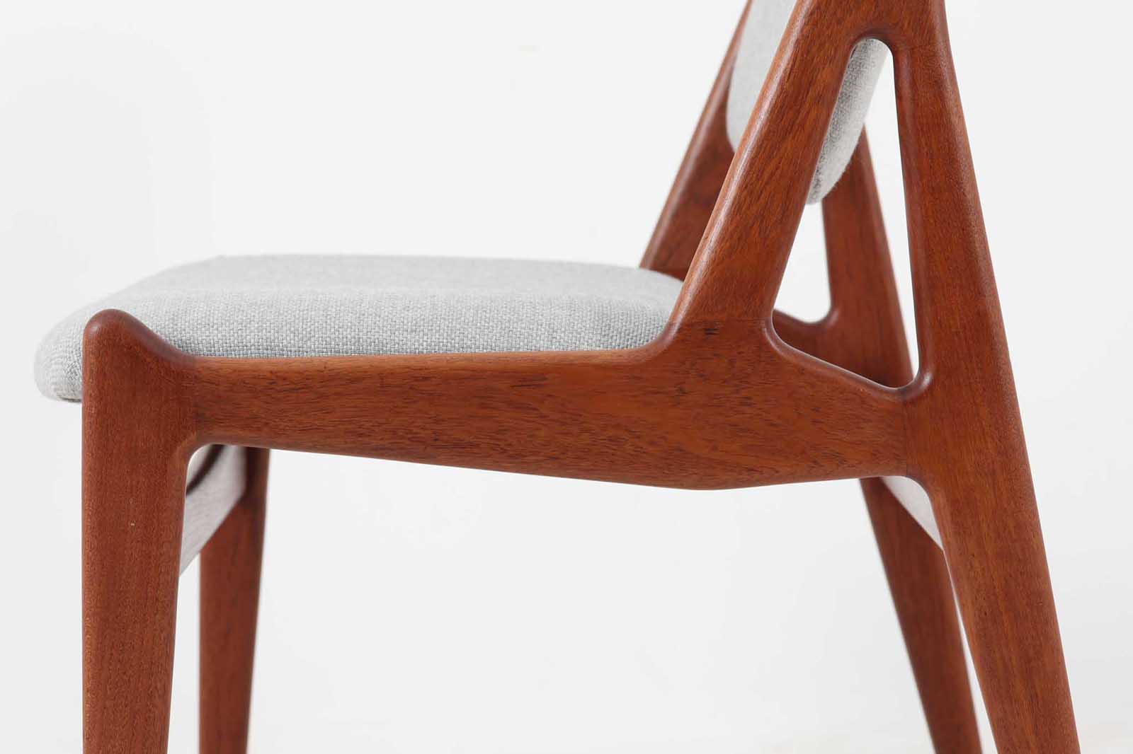 デンマークの名工Vamomobelfabrik社の熟練の職人によって作成された「Ella」チェアです。ArneVodderならではの強度とデザイン性が両立した名作椅子です。背もたれは座った時にフィットする様に回転式となっており座り心地も良好です。アーム付きのタイプもございますが、こちらはアームレスタイプとなっております。