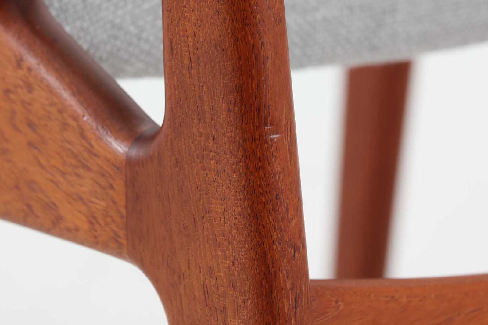 デンマークの名工Vamomobelfabrik社の熟練の職人によって作成された「Ella」チェアです。ArneVodderならではの強度とデザイン性が両立した名作椅子です。背もたれは座った時にフィットする様に回転式となっており座り心地も良好です。アーム付きのタイプもございますが、こちらはアームレスタイプとなっております。